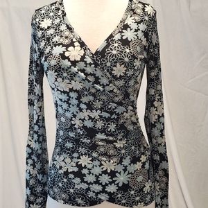 Karen Kane small  rayon folded w wrinkled side blouse